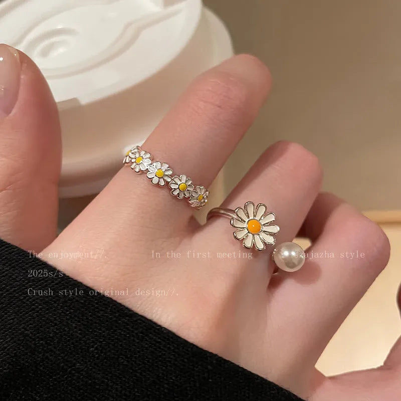 Women's copper opening ring with flower design, available in pearl or plain versions with silver finish