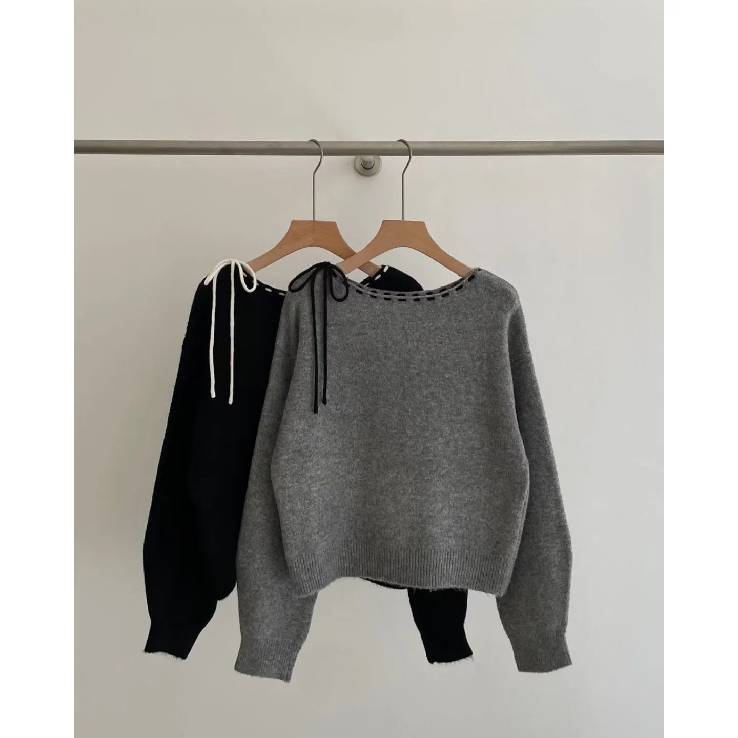 Women's loose-fitting grey pullover knitwear with relaxed silhouette, showing front view