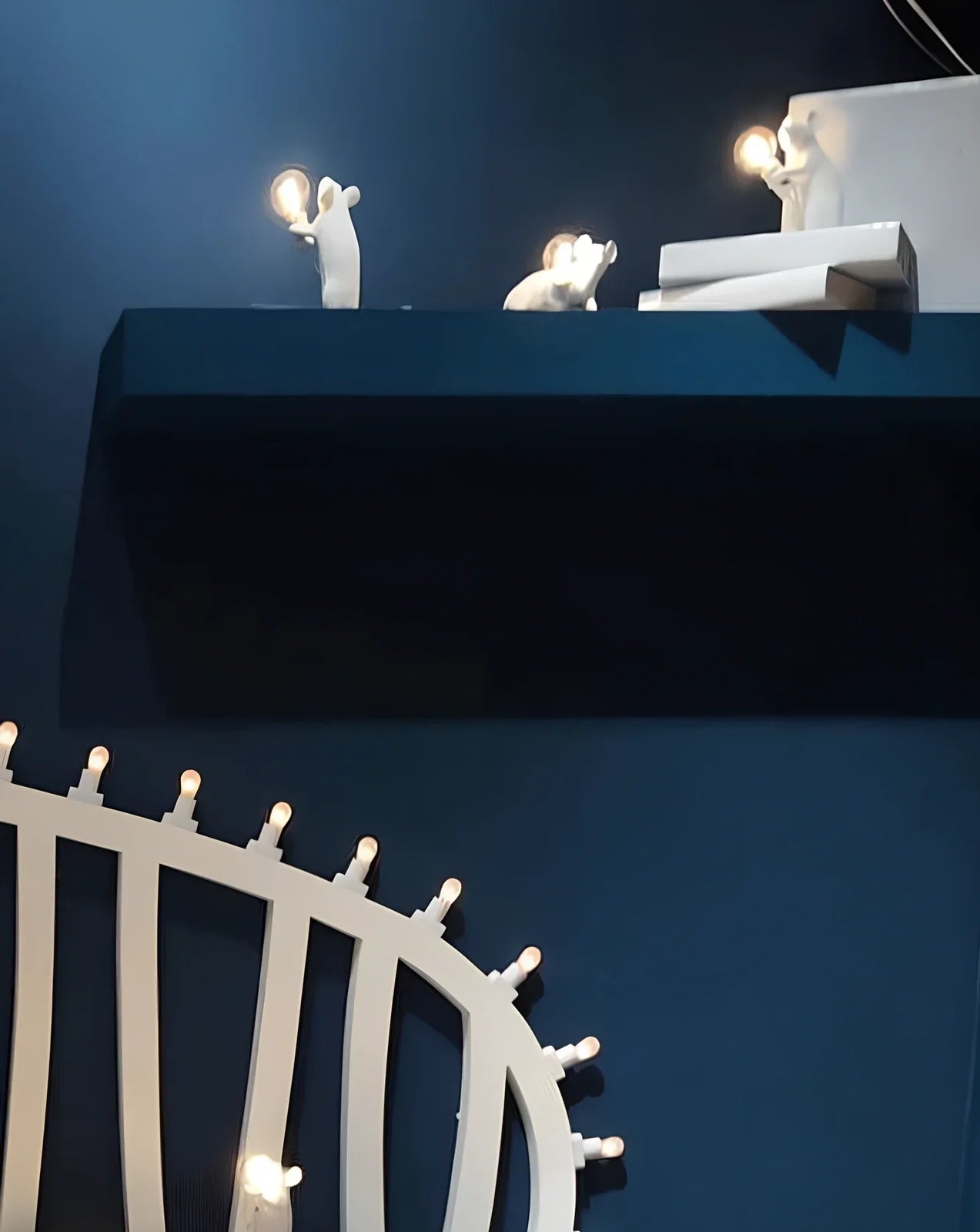 White and gold mouse-shaped desk lamp with polyresin details and 4W LED lighting