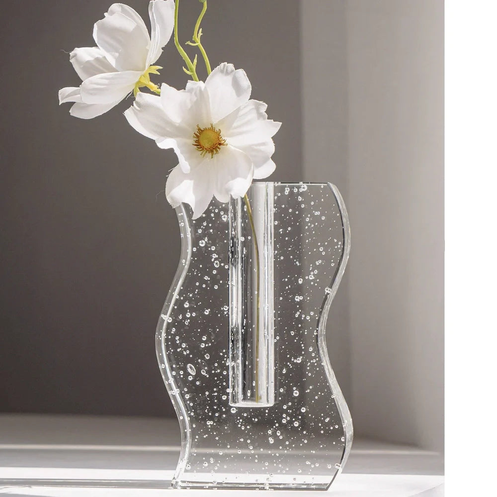 Transparent crystal vase with internal bubble formations measuring 18cm height and 12cm diameter