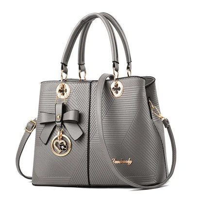 Retro fashion handbag in black with zipper closure and one-shoulder strap, dimensions 30cm by 22cm by 13cm