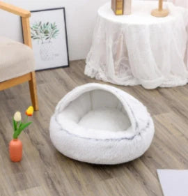 Cozy pet bed with plush and warm fabric for cats and dogs