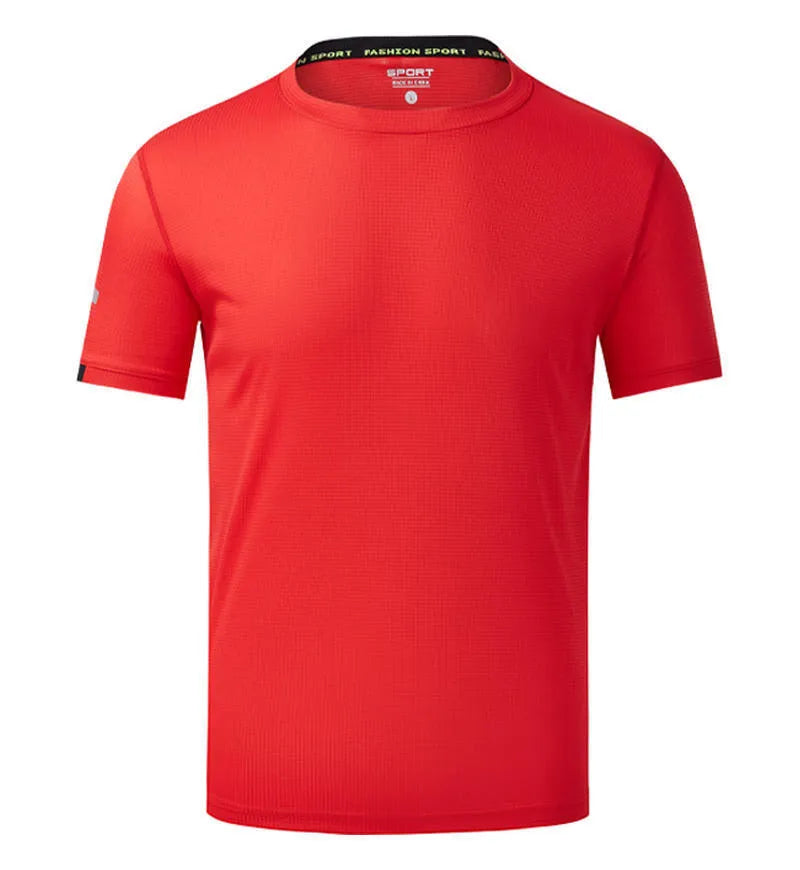 Man wearing a solid colour ice silk quick-drying short sleeve sports shirt