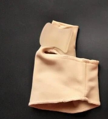 Big Foot Valgus Corrector in skin tone and white, showcasing its lightweight design and protective cover.