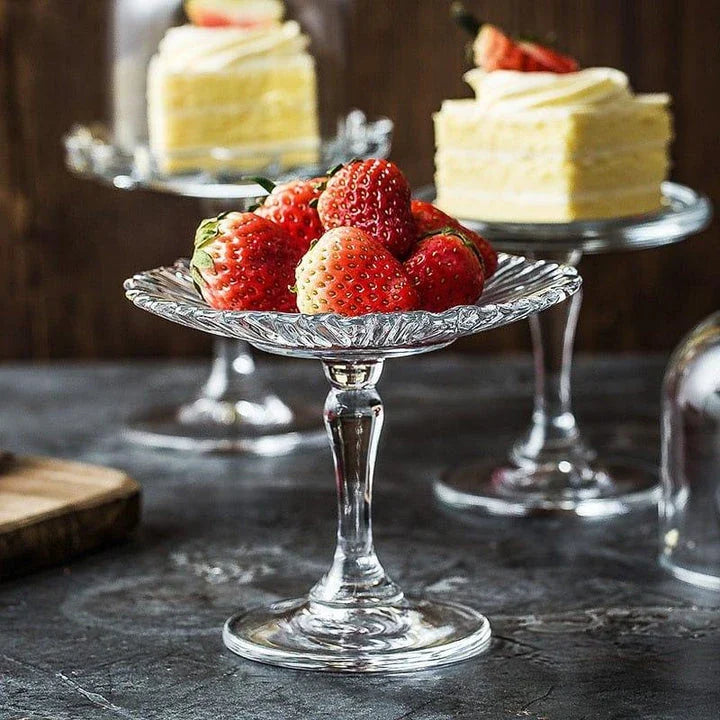 Transparent glass cake tray with lid, perfect for displaying and storing homemade baked goods