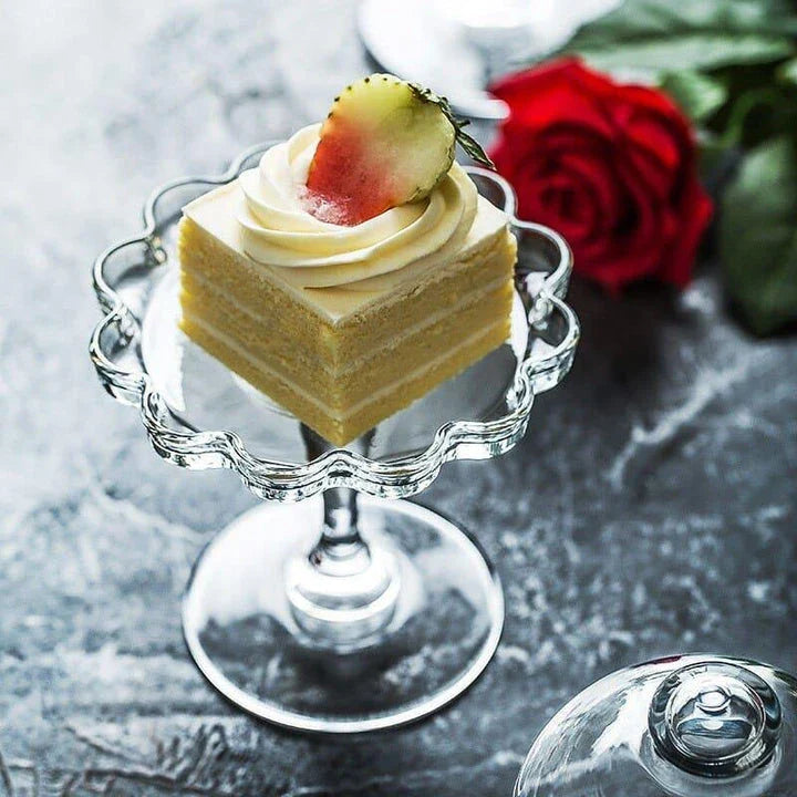 Transparent glass cake tray with lid, perfect for displaying and storing homemade baked goods