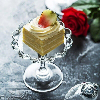 Transparent glass cake tray with lid, perfect for displaying and storing homemade baked goods