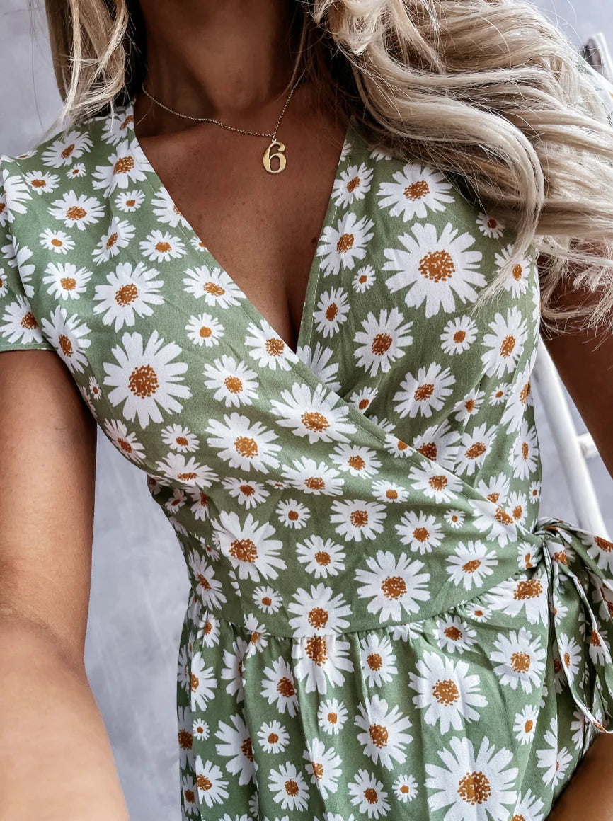 Fashionable and slimming women's dress with v-neck and elastic waist design