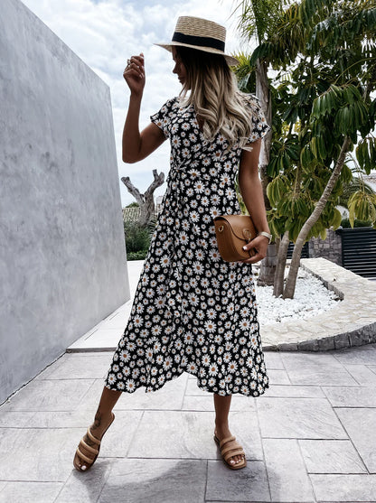 Fashionable and slimming women's dress with v-neck and elastic waist design