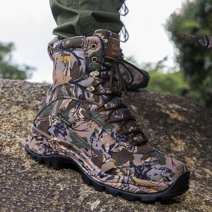 Trendha Men's Casual Hiking Shoes in black, featuring a durable rubber sole and plush artificial lining for outdoor adventures and everyday wear.