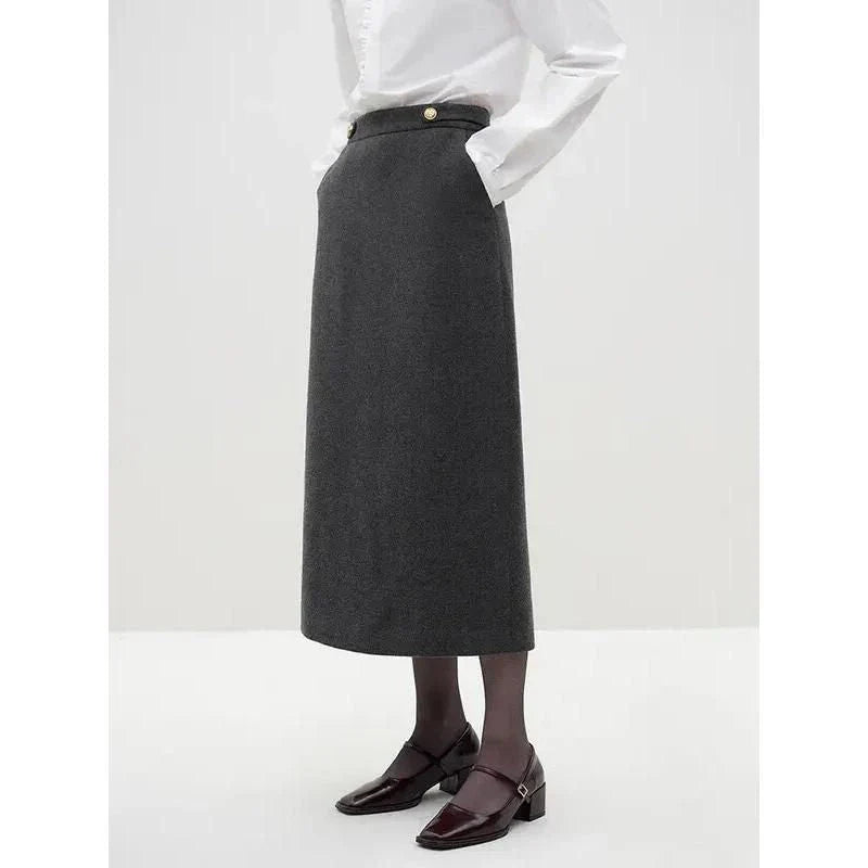 High-quality woolen coat and skirt set in a straight silhouette and mid-calf length, perfect for the modern office lady
