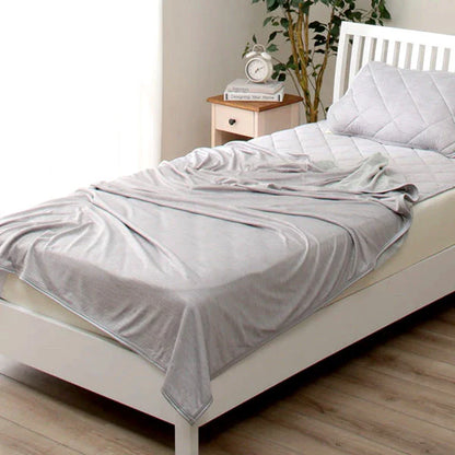 Cooling Comfort Blanket with Japanese Q-Max 0.4 cooling fibers for a refreshing sleep