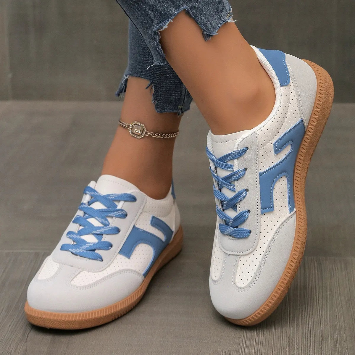 Women's low-top casual sneakers in a round toe design with a lace-up front, shown in a selected colour.