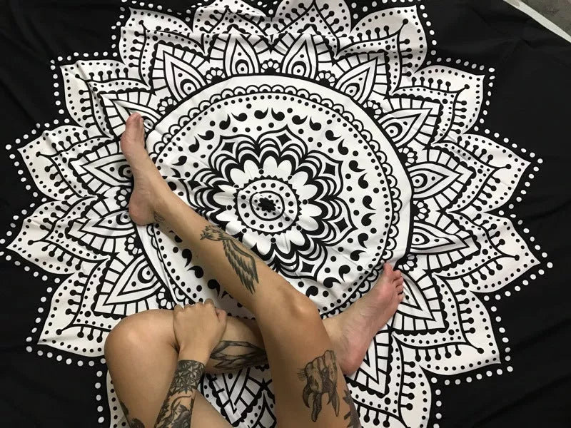 White flower geometric pattern polyester bedroom tapestry on black background