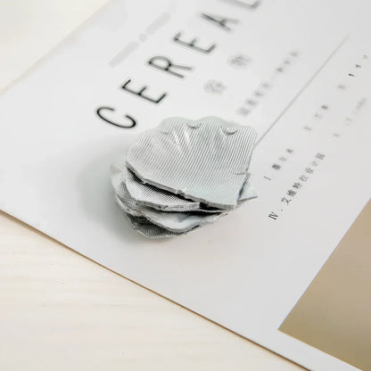 Pack of 100 high-quality silk simulated rose petals, 5cm size, in colours like rose red for wedding room scenes