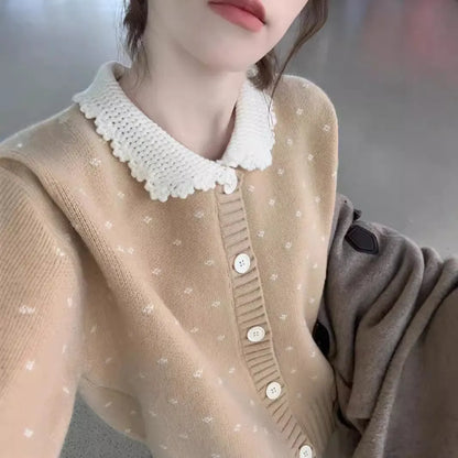 Retro floral patterned cardigan coat with a Peter Pan collar and button front.