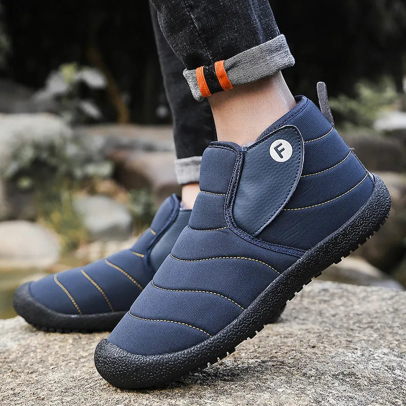 Men's snow boots in black with waterproof cotton upper and non-slip rubber sole for winter