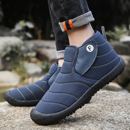 Men's snow boots in black with waterproof cotton upper and non-slip rubber sole for winter