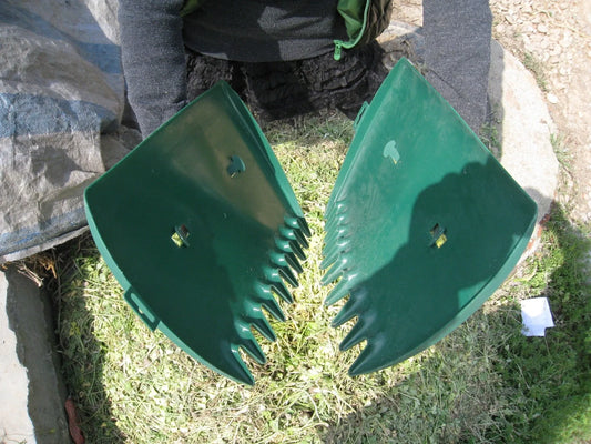 Green leaf rake scoops tool with automatic hand band, 34cm long garden debris collector