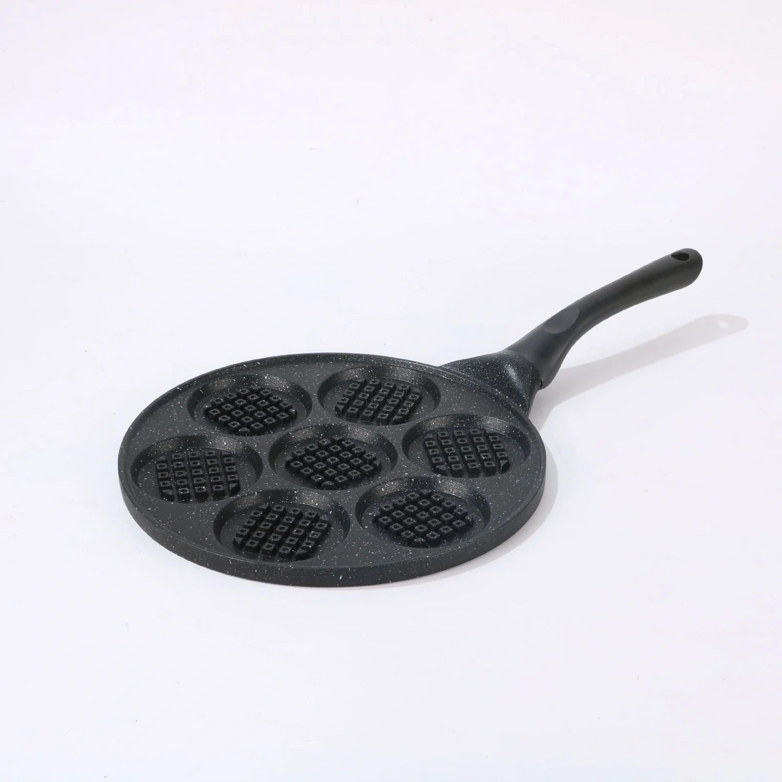 Seven-hole aluminium barbecue plate with non-stick surface on gas hob
