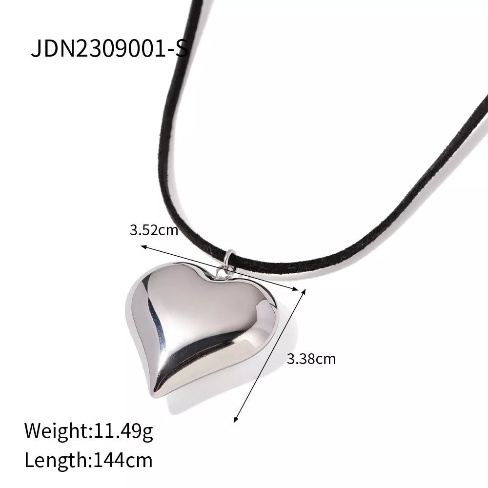 Gold plated stainless steel love heart necklace with hypo-allergenic and water-resistant features