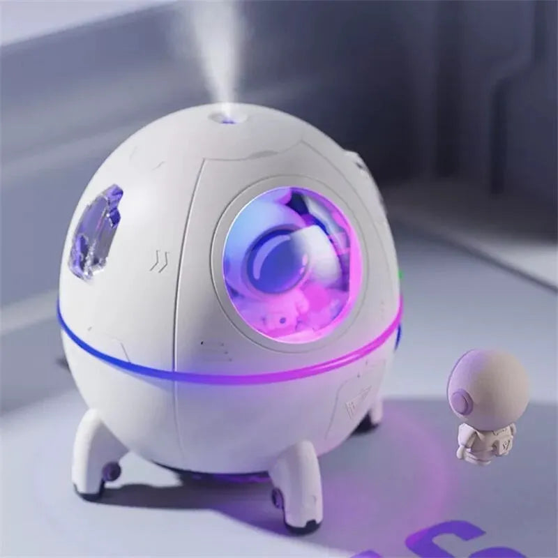 Desktop portable humidifier USB powered astronaut space air humidifier diffuser with 220ml water tank capacity and colourful LED light decoration for home office