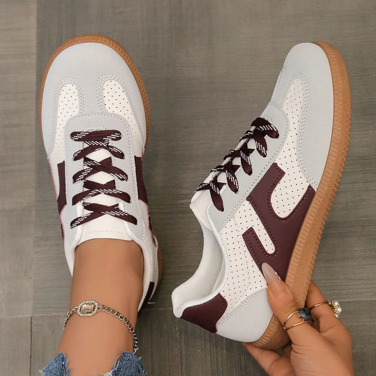 Women's low-top casual sneakers in a round toe design with a lace-up front, shown in a selected colour.