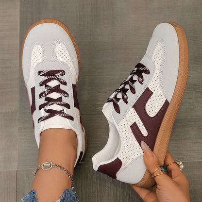Women's low-top casual sneakers in a round toe design with a lace-up front, shown in a selected colour.