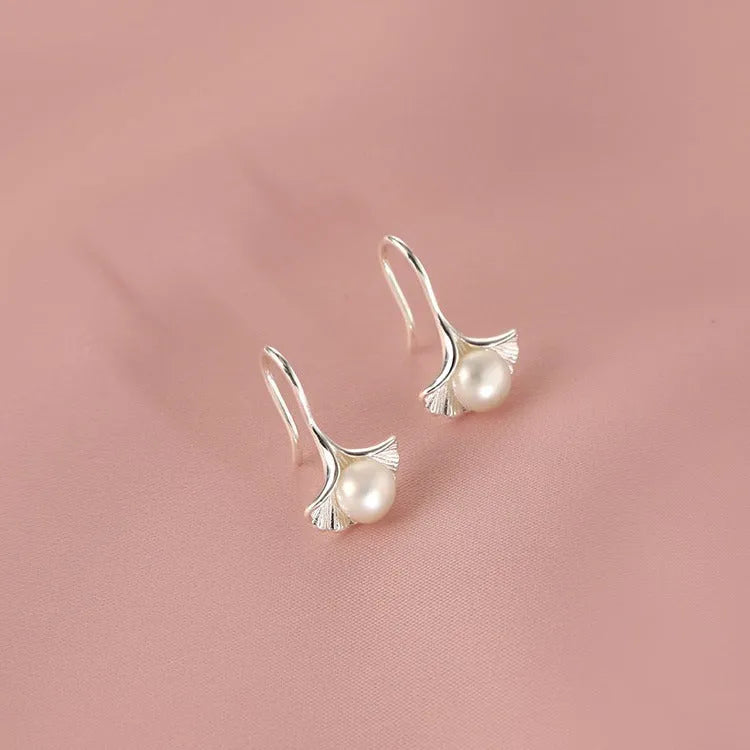 Ginkgo Leaf Ear Hooks for Women, Copper Flower-Shaped Drop Earrings with Pearl Detail, Electroplated Silver Finish, 1 Pair for Everyday and Occasion Wear