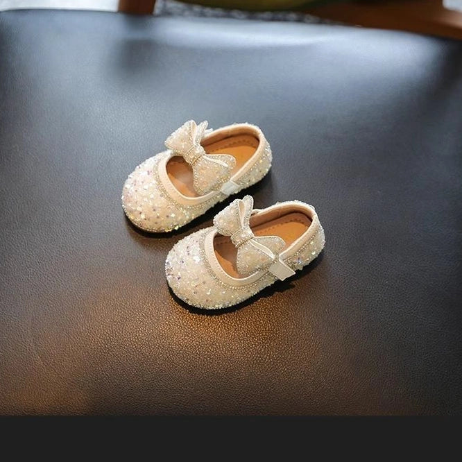 Leather girls' walking shoes with Velcro straps in milky white colour for toddlers