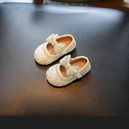 Leather girls' walking shoes with Velcro straps in milky white colour for toddlers