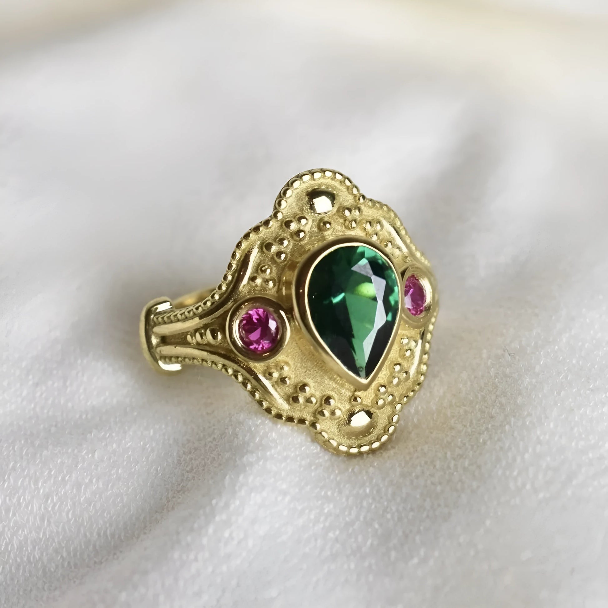 Gold-plated women's ring with geometric design and lvzuan stones on alloy band