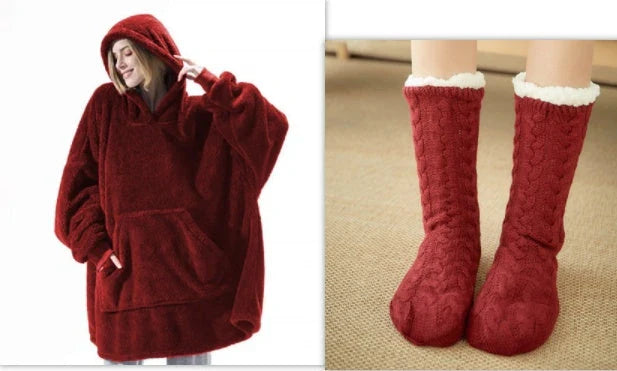Cozy hooded sweatshirt with oversized front pocket, made of premium double-sided fleece fabric for maximum warmth and comfort