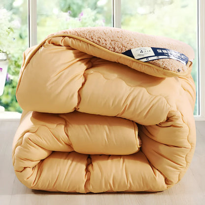 Goose down quilt in white, 200x230cm size with 3.5kg weight and polyester fibre cover for insulation