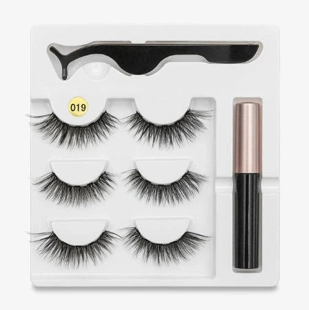 Magnetic false eyelashes for a voluminous, natural look without glue.