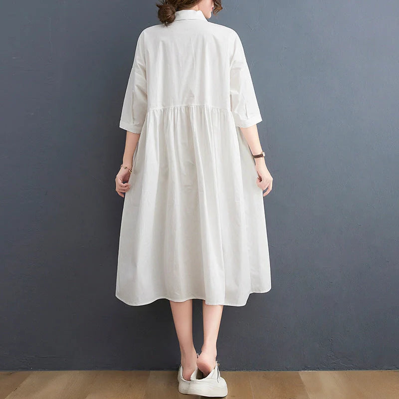 Chic casual loose dress in white and black colors with polo collar and short sleeves, made of premium linen fabric for a relaxed and comfortable fit