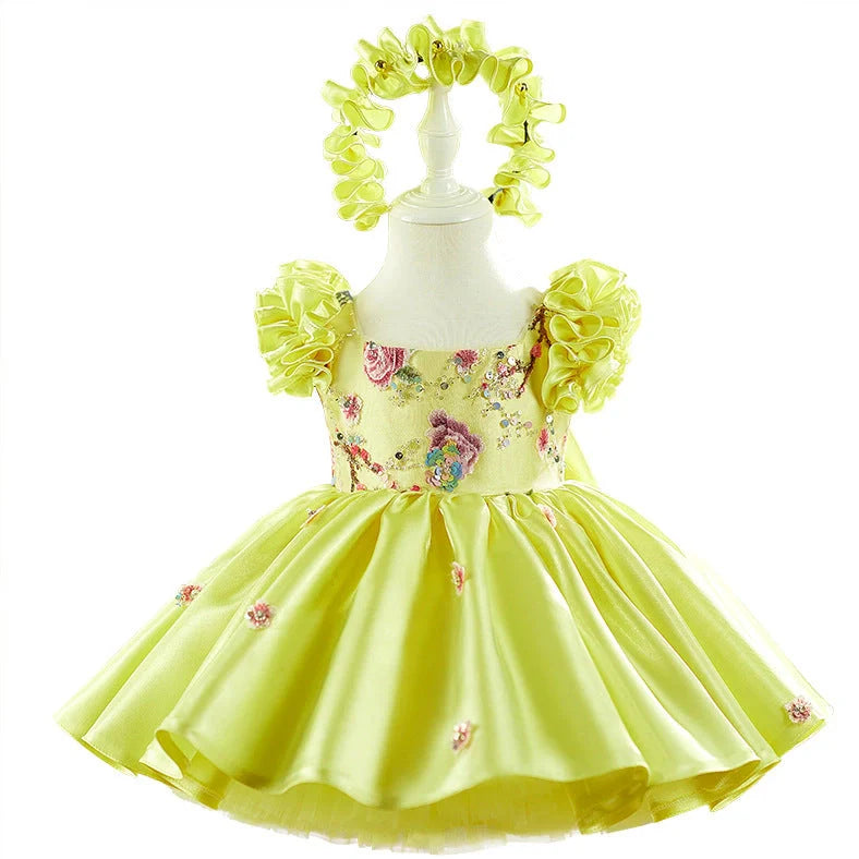 Little girl's yellow princess dress with flying sleeves and umbrella skirt design for birthday parties