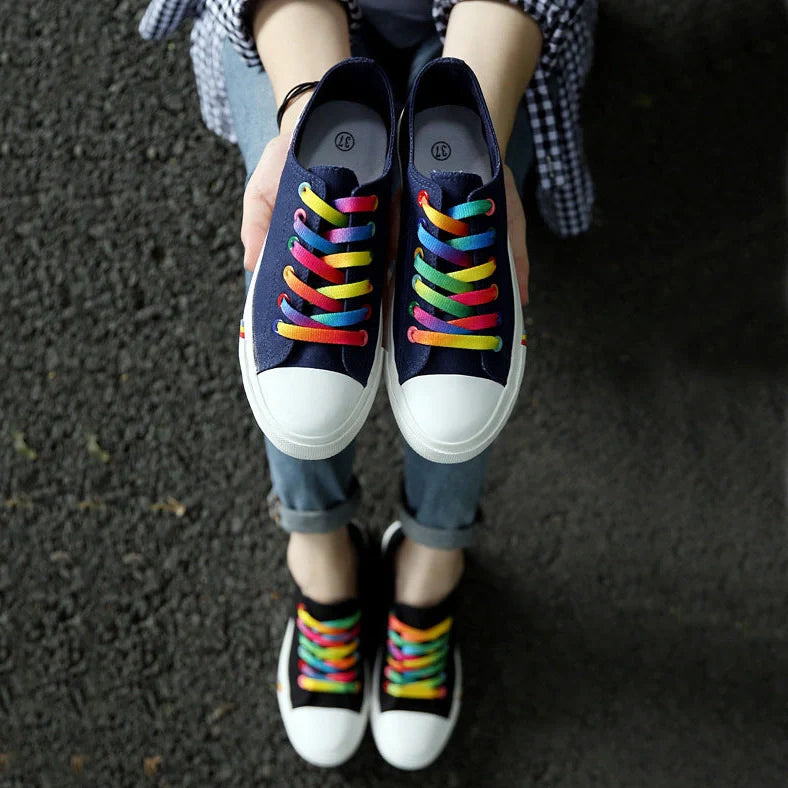 Classic canvas shoes in black and blue colours with lace-up closure and rubber sole