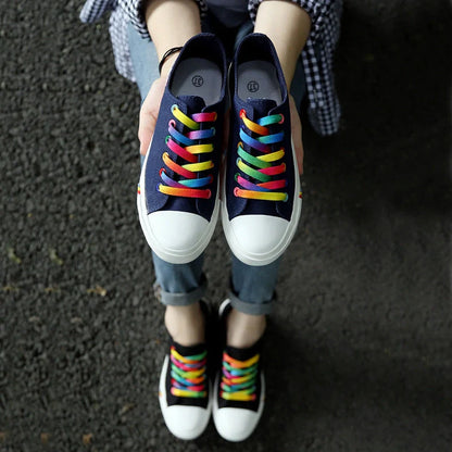 Classic canvas shoes in black and blue colours with lace-up closure and rubber sole