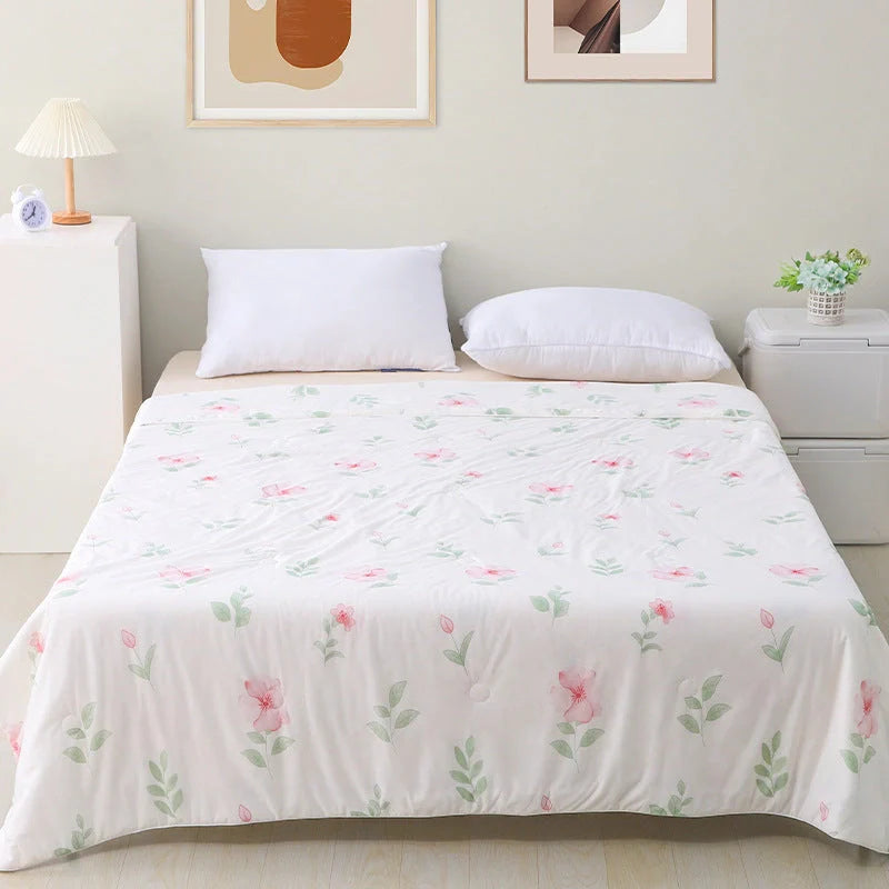 Ultra-soft, machine-washable cooling quilt made with breathable ice silk fabric for year-round comfort