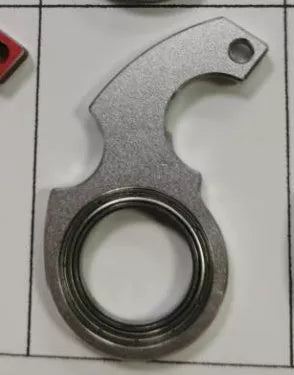 Metal Texture Rotating Keychain in karambit black and red with key ring