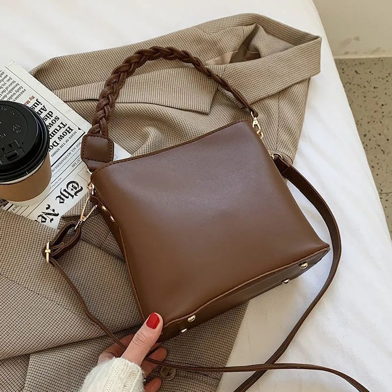 Fashion retro one-shoulder crossbody underarm bucket bag in khaki with weaving details and PU material