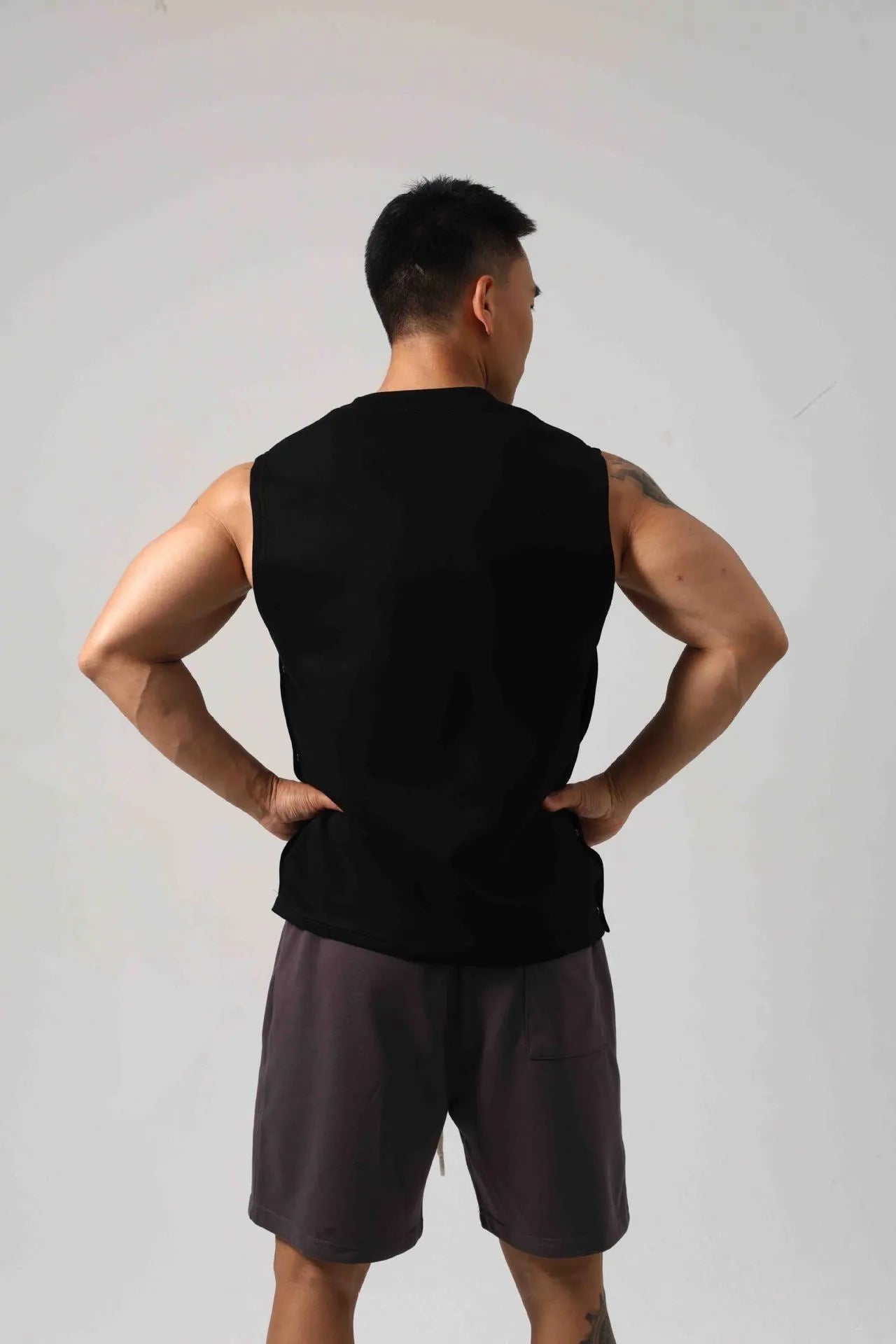 Men's loose black cotton fitness vest with hidden side hooks in Korean style.