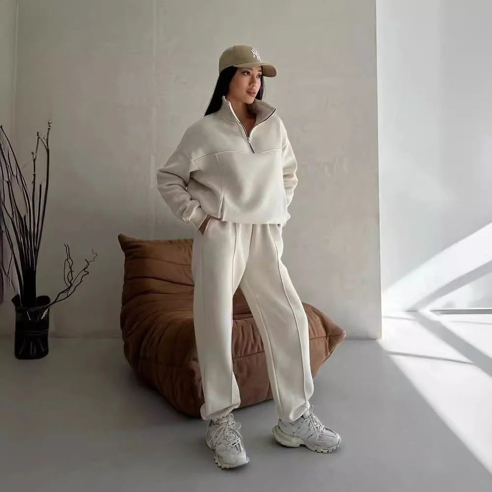 Stylish women's winter jogging set with zipper jacket and casual pants