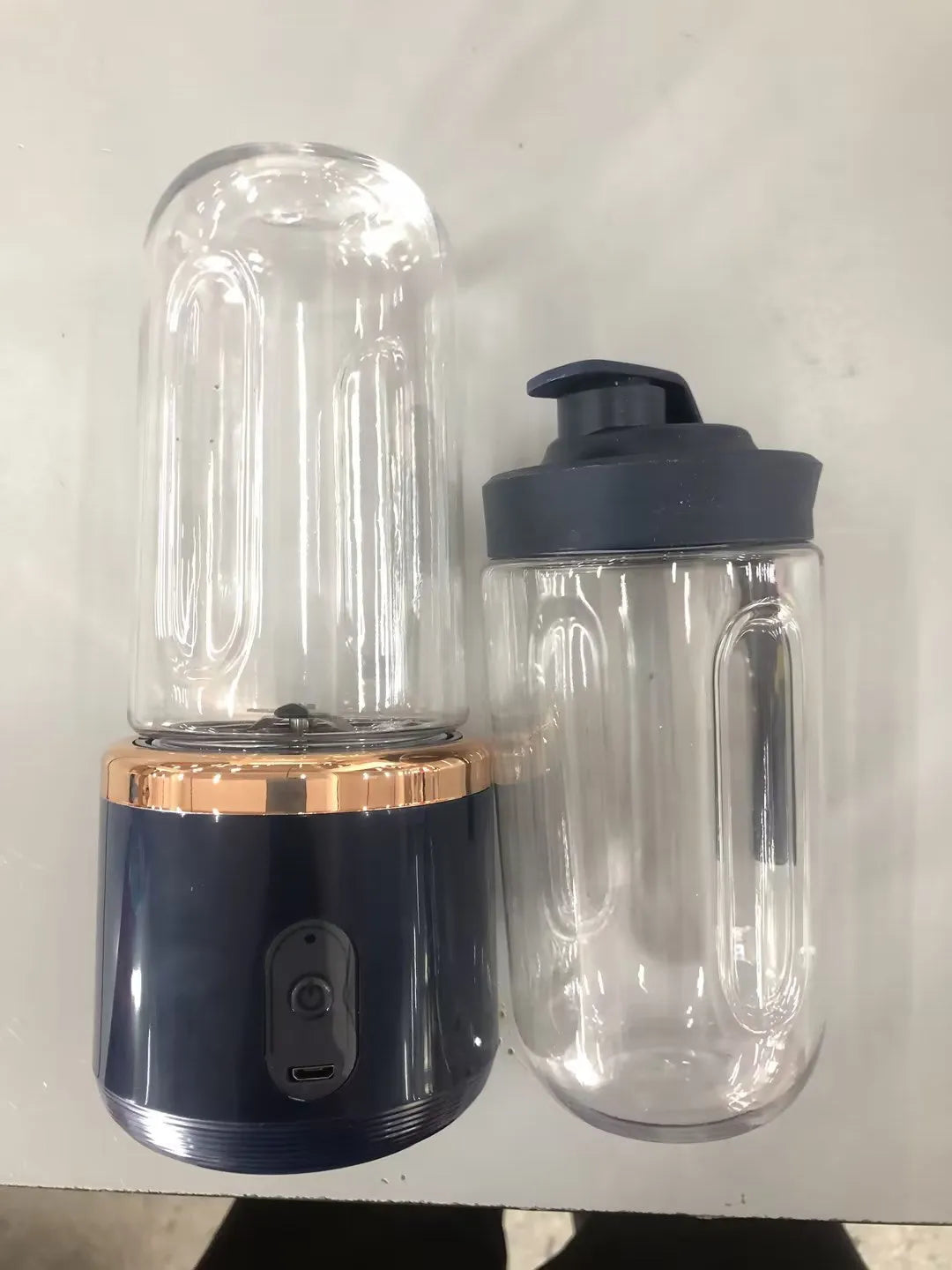 Portable USB blender in Tunisian dark blue with six blades, 400ml cup, and charging cable