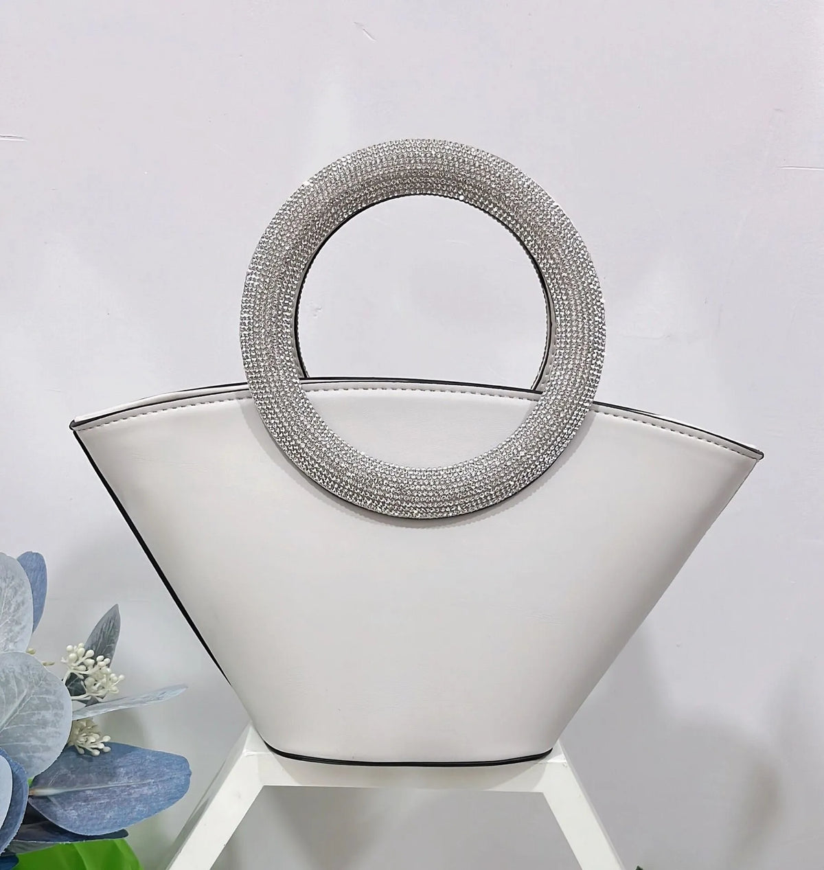 PU bucket bag with diamond round handle, single shoulder strap, three-dimensional pocket, and internal file bag in classic black