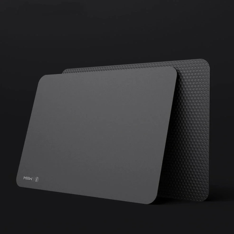 Black gaming mouse pad made of PC and rubber, weighing 285g, with stitched edges for durability