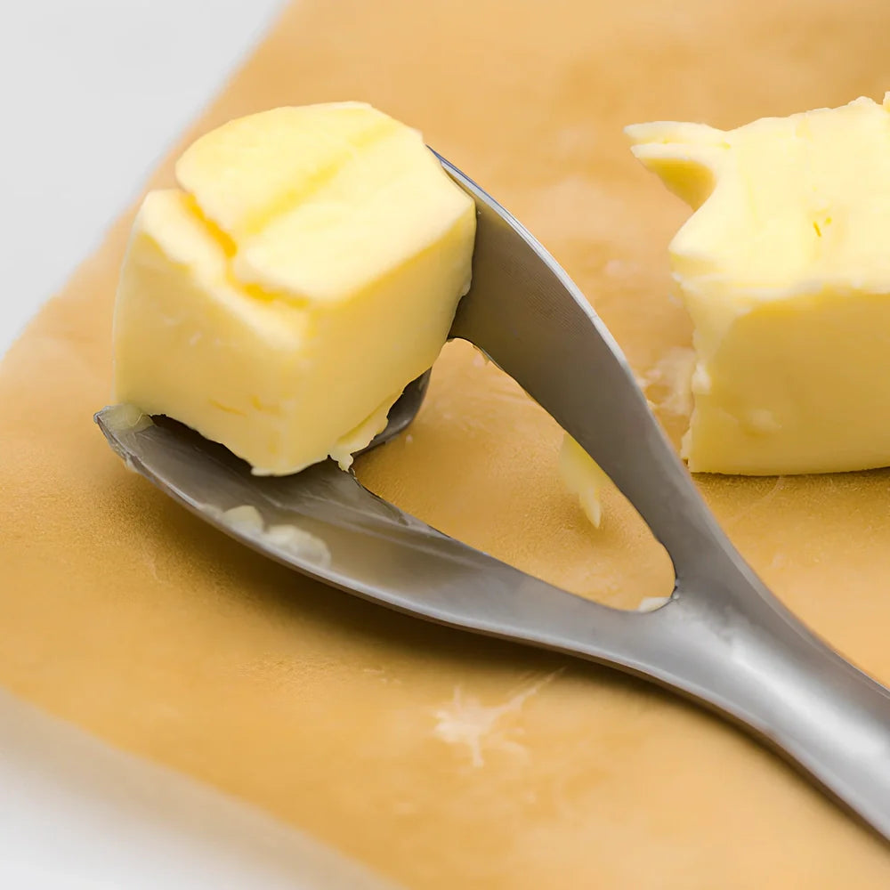 Stainless steel butter cutter with 12cm edged blade and 60° tip for precise baking portions