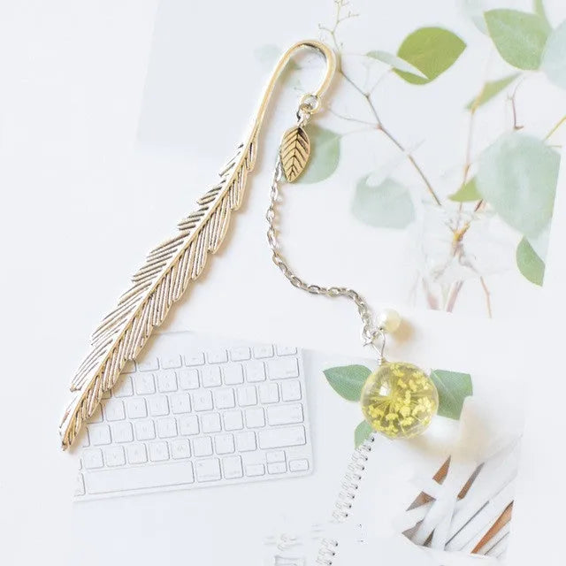 Dried flower bookmark with alloy frame measuring 12x2cm in Blue starry sky colour