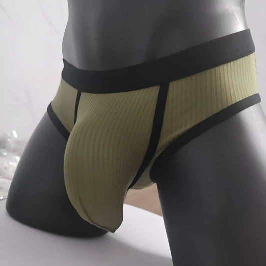 Men's solid colour low-waist briefs with a U-shaped design in breathable viscose fabric.